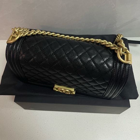 Elegant Black Quilted Crossbody Bag with Gold Hardware - Picture 4 of 10